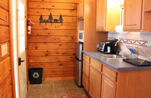 Keene Cabin | Honeymoon Cabin with Jacuzzi Tub