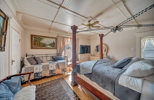 Marmora Bed & Breakfast | Honeymoon Suite @ Marmora and Lake inn