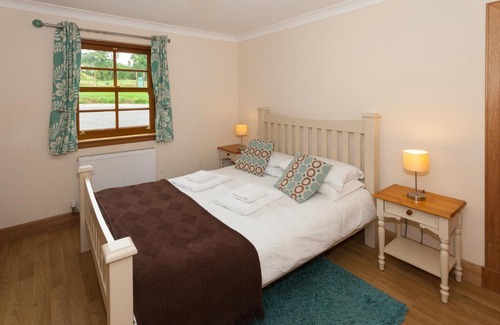 Linlithgow Apartment | Honeysuckle Cottage at Williamscraig Holiday Cottages