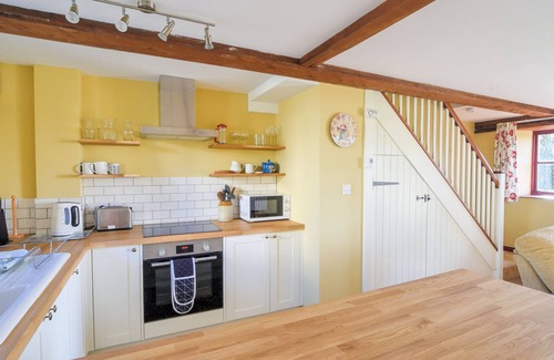 Axminster Cottage | HONEYSUCKLE COTTAGE, pet friendly, with a garden in Musbury