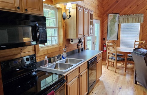 Blairsville Cabin | Honeysuckle-Sitting on Coosa creek with great views of the falls.