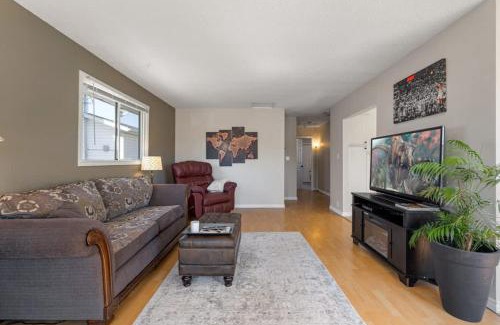 Drumheller House | Hoodoo Hideout - 2BR House - Family Retreat - King Suite