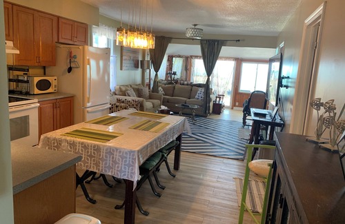 Kingsville Cottage | "Hook, Line,& Sinker"- At the edge of Erie; 7 days stay plus 1 chartering freen