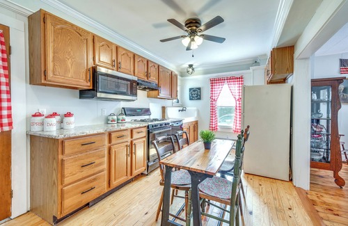 Center Moreland House | Hop Bottom Home w/Private Yard & Fire Pit!