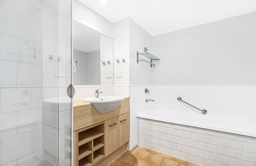 Gold Coast Hotel | Hope Harbour Hotel