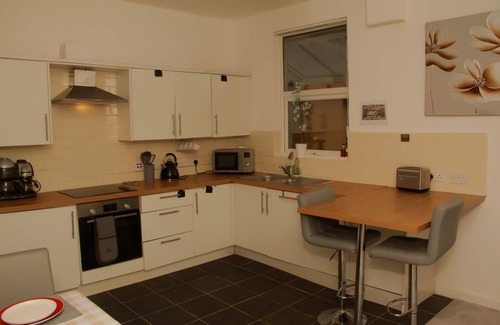Leigh House | Hope Haven - Stylish SA, Sleeps 5