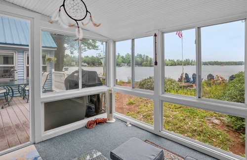Middleton House | Hope's Haven -Waterfront on Sunrise Lake- w/ HOT TUB