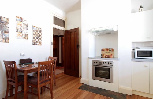 Moonah House | Hopkins on Charles - 4bedrm/2 bathrm Central to Shopping, Restaurants 2Min walk