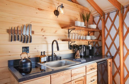 Knox Dale RV Rental | Horizon Hideout | Hot Tub, Mountain Views, Nature Escape