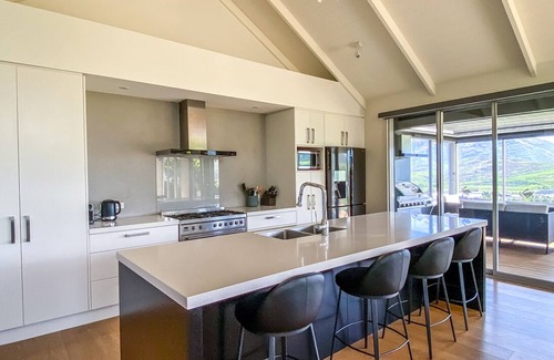 Jacks Point House | Horoeka House | Stunning views and spa Pool