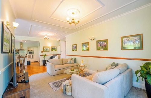 Dairy Flat House | Horse Club Owner's Secret Garden with 3 Bedrooms