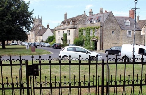Calne Cottage | HORSEBROOK HOUSE APARTMENT, pet friendly, with open fire in Calne