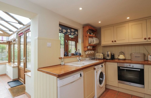 Whichford Cottage | HORSESHOE COTTAGE, pet friendly, with open fire in Hook Norton