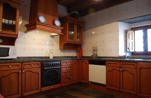 Puebla de Lillo Cottage | Hospital del Caminante I. 4 Bedrooms with double bed and bathroom. 8+1 (9p)