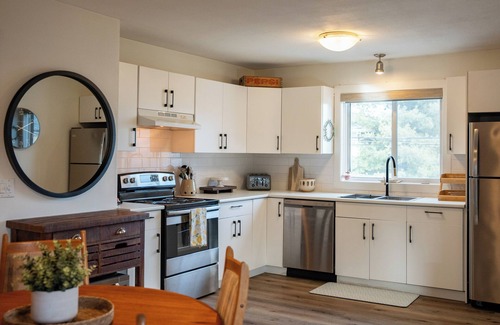 South Central Apartment | Hospital Walking distance/Pandosy Area/Close to Beach 2 bed/2 bath Carriage Home