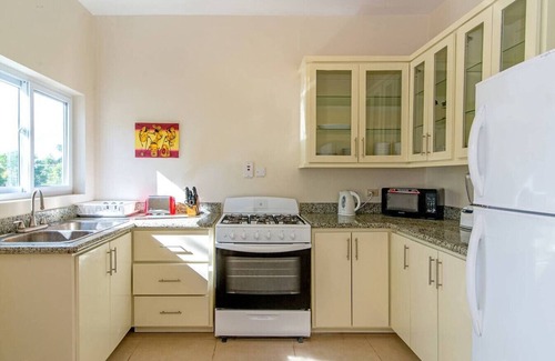 IronShore Estates Apartment | Hospitality Expert NCB1: Pool, Beach & Chef