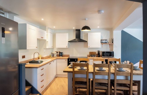 Stroud House | Hosta House - Cotswold's Cosy 5 Bed Home - Pool Table - Near Canal