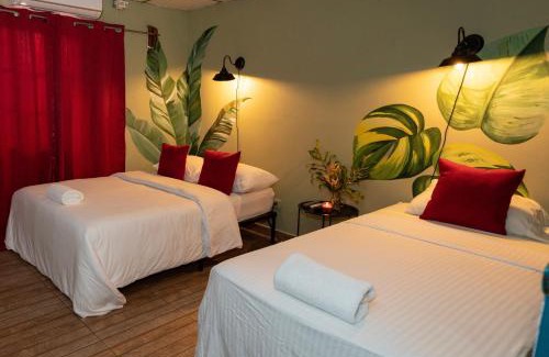 Santiago House | Hostal & Café Travelers