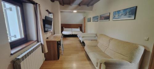 Orbaitzeta House | HOSTAL MENDILATZ