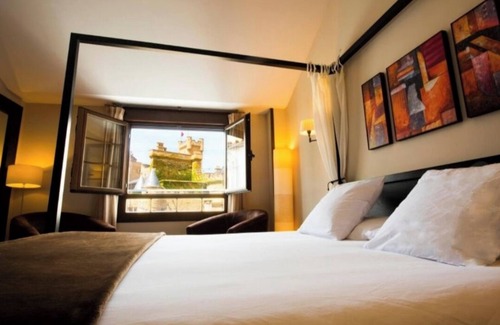 Olite Hotel | HOSTAL VILLAVIEJA IN OLITE, OVERLOOKING THE ROYAL PALACE.