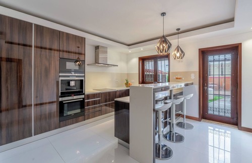 Vila Cha House | HostWise - Beach Villa with Jacuzzi and Garage