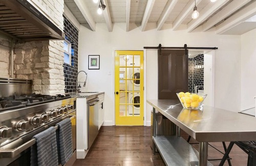 Central Northside House | ★ HostWise Stays ★ King Bed Carriage House in Mexican War Streets