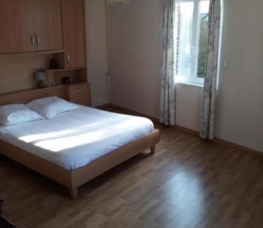 Sainte-Gauburge-Sainte-Colombe Hotel | Hotel De La Gare