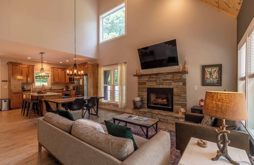 Frank House | Hot Tub, 2 Kings, by Waterfalls, Skiing and Hiking
