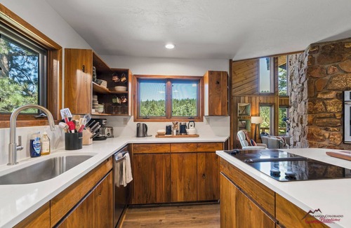 Los Ranchitos Estates House | Hot Tub, 3 Min to Skiing, Incredible Deck/Views!