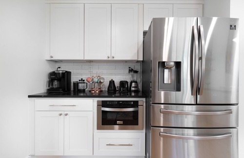 Shoreline House | *HOT TUB* AC & Single Level house| EV Charger, King Bed | Parking