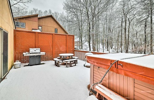 Pocono Mountain Lake House | Hot Tub and Deck Pet-Friendly Poconos Getaway!
