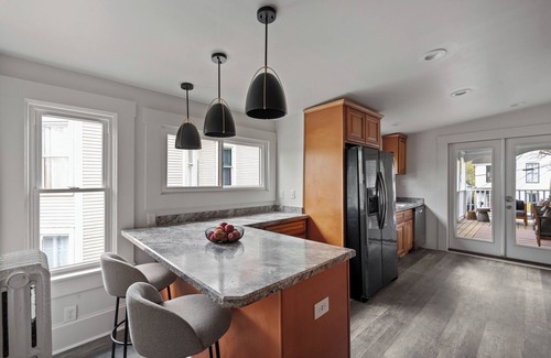 Frankfort House | HOT TUB ~Bourbon Duplex ~ 5mins to Buffalo Trace/Walking distance to downtown