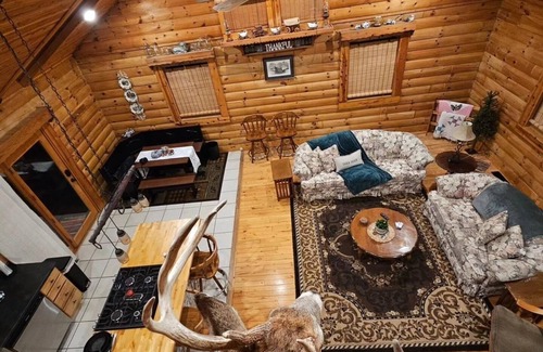 East Peoria Cabin | Hot Tub Cabin by the Bike Trail