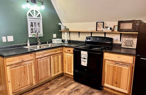 Wellington Cabin | HOT TUB - cabin/cave run near RRG