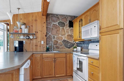 Baysville Cottage | Hot Tub, Canoe, FirePit&Fireplace, WiFi, Dog Friendly, 5 Mins to Baysville