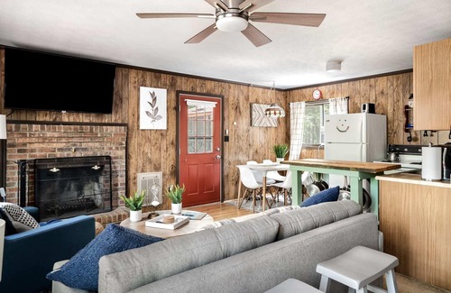 Bergton Cabin | Hot Tub, Deck, Screened Porch, Fire Pit, & WiFi