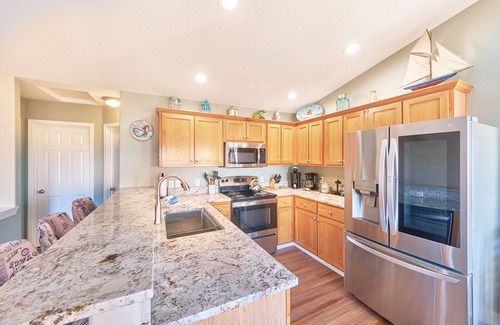 Long Beach House | Hot Tub, Dogs OK, Modern, Walk to beach/town (Trail)