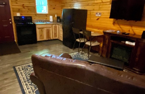 East Fultonham Cabin | Hot tub, Equipped Kitchen, Charcoal Grill, Picnic Patio