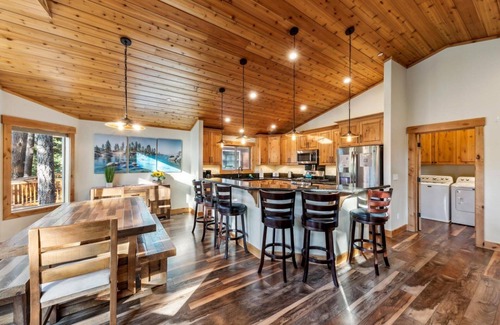 Tahoe Paradise Cabin | Hot Tub, Fire Place, Bunk Beds,Trails, Arcade Games, 8 Guests + Extra Kids 5 Yrs Old and Younger