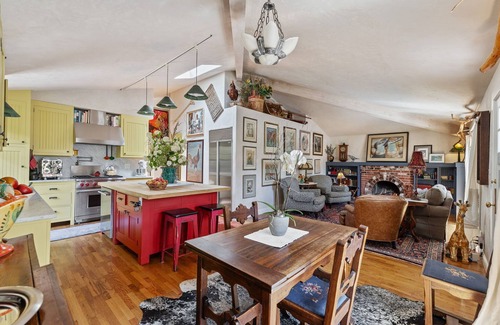 St. Helena House | Hot Tub, Fire Pit, EV Charger. Unwind 🍷 at Our Cozy Retreat.