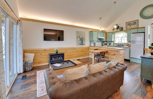 Frenchburg Apartment | Hot Tub & Fire Pit: Romantic Getaway in Frenchburg