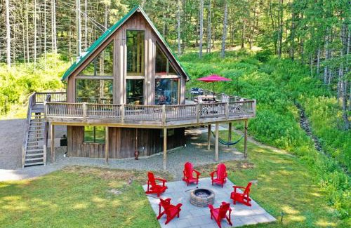 Little Valley Ski Chalet | Hot Tub & Fire Pit~The Pines Chalet
