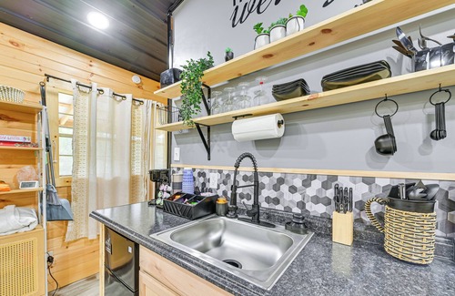 Catlettsburg Apartment | Hot Tub, Fire Pit: Lake-View Catlettsburg Getaway!