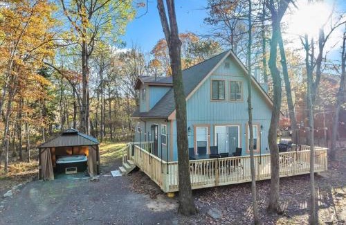 Albrightsville House | Hot Tub Fireplace Deck Mins to Skiing