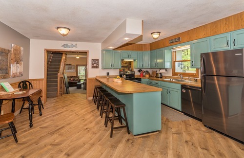 Deerwood House | Hot tub, fishing, lake front-relax! retreat Sleeps 16