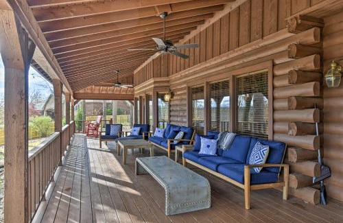 Piney House | Hot Tub, Grill Hilltop Log Cabin in Hot Springs!