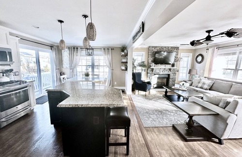 Town Bank House | Hot Tub Holiday Escape! Fireplace + 500ft to Private Beach, close to all!