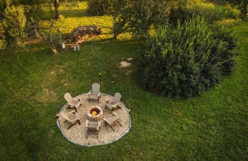 Lakeview House | Hot Tub - Home Gym - Fire Pit - Game Room - Private Footpath to Winery