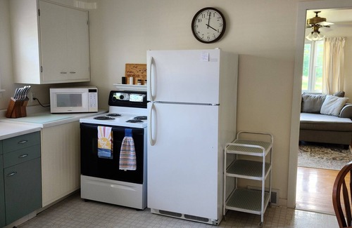 Gladstone House | Hot Tub House Kipling Cottages Deck Fire Pit Sauna 2 bed/1 bath Smart TVs WiFi
