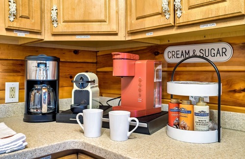 Sevierville Cabin | Hot Tub | Jacuzzi | Patio | Pet-Friendly | WiFi